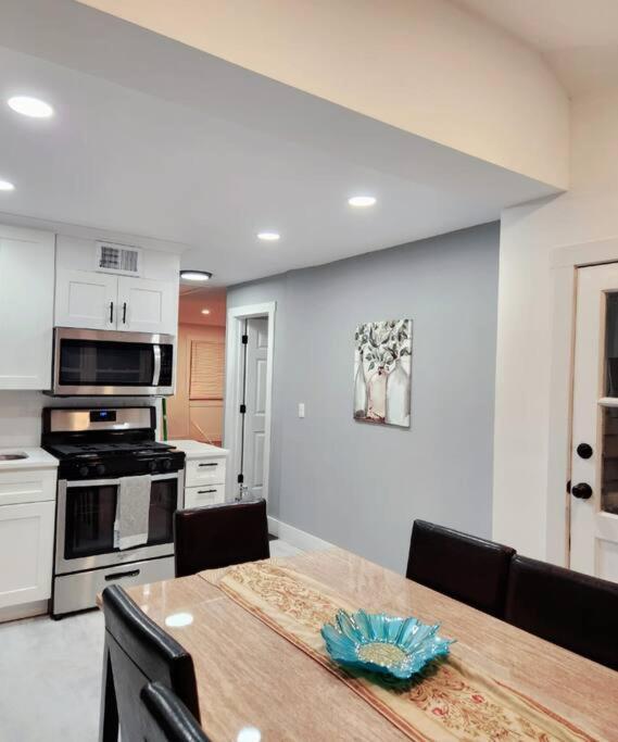 Holiday home Entire Modern 1 Fam House/ 7 Min Walk To Nyc Train *