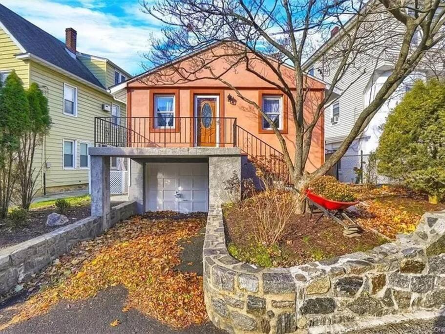 Entire Modern 1 Fam House/ 7 Min Walk To Nyc Train Holiday home
