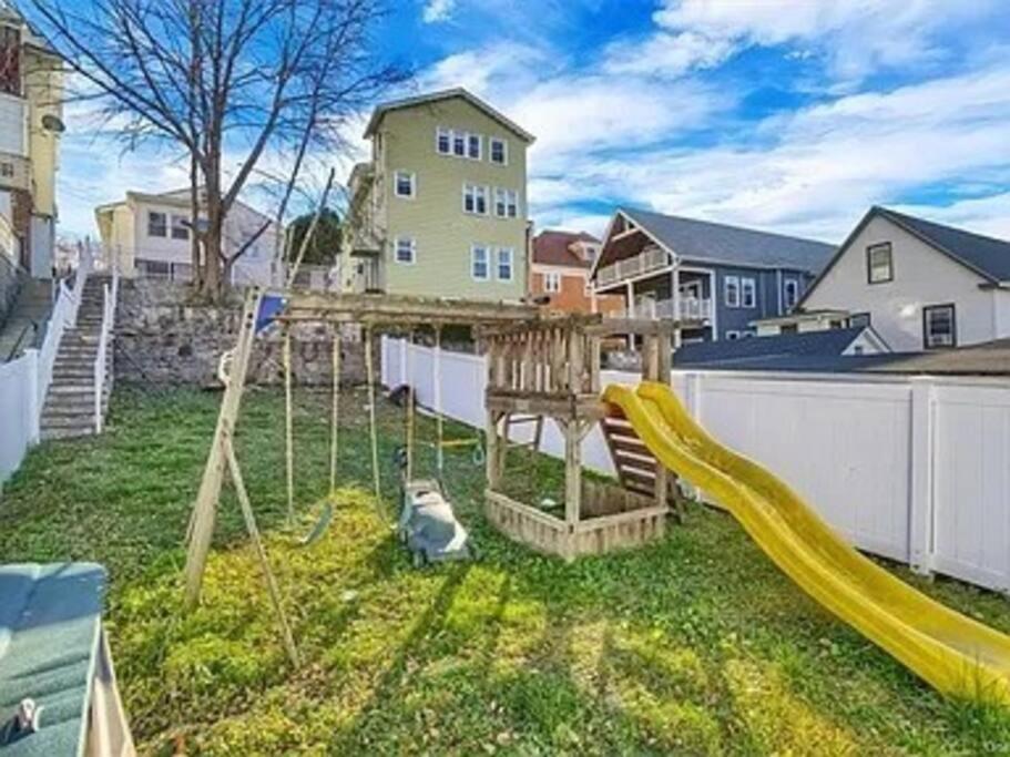 Entire Modern 1 Fam House/ 7 Min Walk To Nyc Train Holiday home *