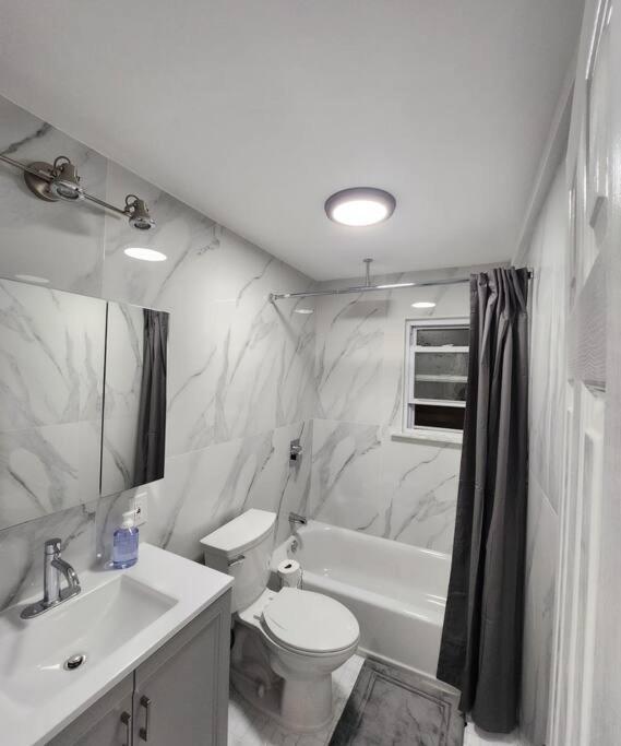 Holiday home Entire Modern 1 Fam House/ 7 Min Walk To Nyc Train *