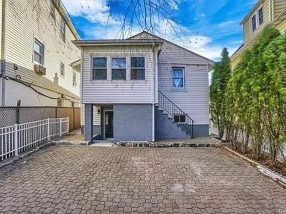 Entire Modern 1 Fam House/ 7 Min Walk To Nyc Train Holiday home