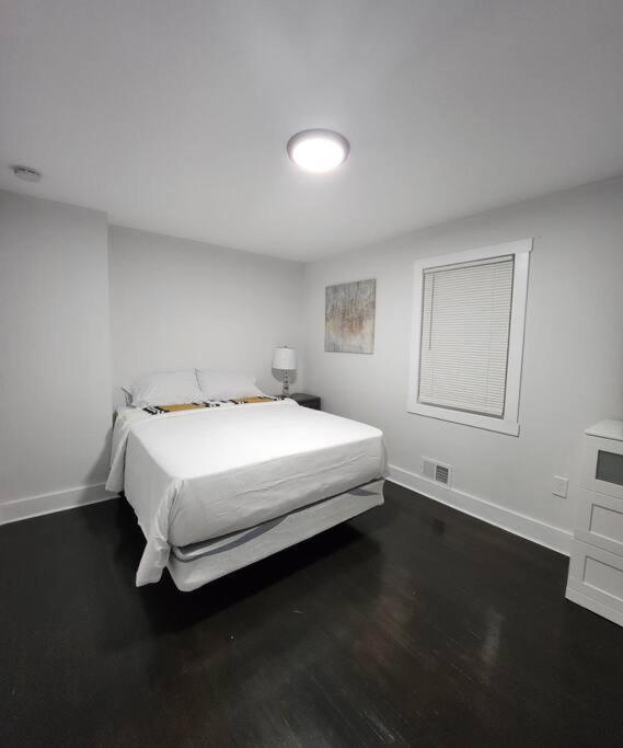 Entire Modern 1 Fam House/ 7 Min Walk To Nyc Train Holiday home *